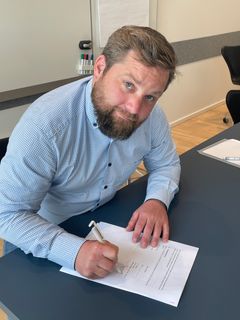Direktør i Aalborg Kongres & Kultur Center, Nicolaj Holm, underskrev kontrakten med KL 23. juni