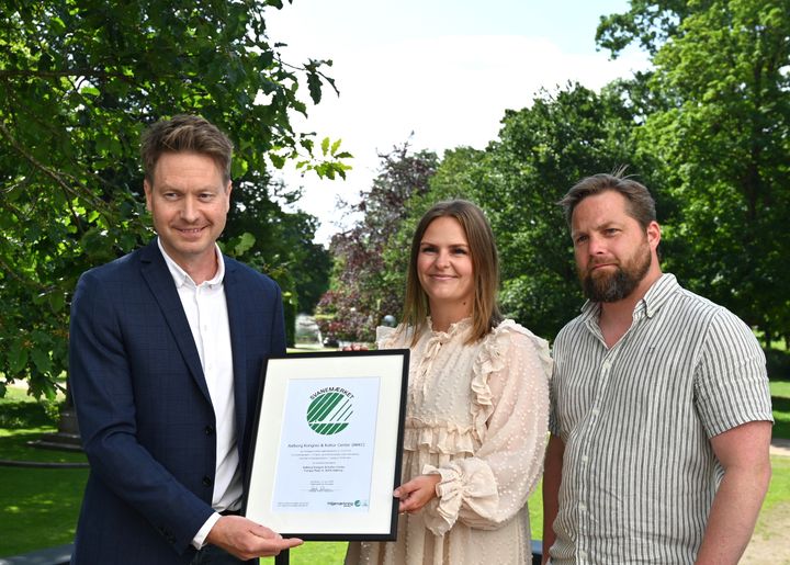 Frederik Gudi Sommer-Gleerup (Miljømærkning Danmark), Louise Storgaard Nielsen (Sustainability Manager, AKKC), Nicolaj Holm (direktør i AKKC).