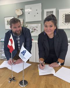 Nicolaj Holm og Avaaraq Olsen underskriver kontrakten om ArcticExpo i august 2025