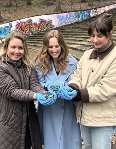 Anna Højen, Anita Oien, Emilie Schjeldahl med små plastiklåg