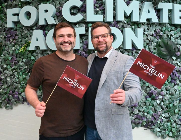 To glade direktører, der fejrer offentliggørelsen af The Michelin Guide Culinary Showcase i Aalborg. Michel Lycoops, restaurantdirektør i Podium, og Nicolaj Holm, direktør i AKKC