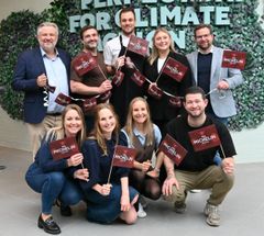 AKKC og Podium fejrer offentliggørelsen af Grand Opening i Europahallen. Her en del af det hold, der skal arbejde med det eksklusive event i AKKC.