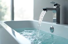 For en familie på fire, der typisk bruger 140–160 kubikmeter om året, betyder det 3.000–3.500 kroner mere årligt end for ti år siden. Alligevel er vandforbruget en blind plet for de fleste danskere, mens de overvåger elprisen som aldrig før.