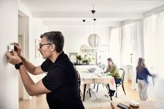 Projektet, der netop er startet, løber de næste tre år og skal ifølge Brunata omfatte op mod 2.000 lejligheder fordelt på 20 bygninger. Data opsamles løbende og er tilgængelige for forskerne fra DTU i realtid, under fuld overholdelse af GDPR. Ifølge DTU er projektets størrelse usædvanlig.