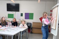 Emilie Melgaard Jacobsen på besøg hos børnene på Julemærkehjemmet Kildemose.