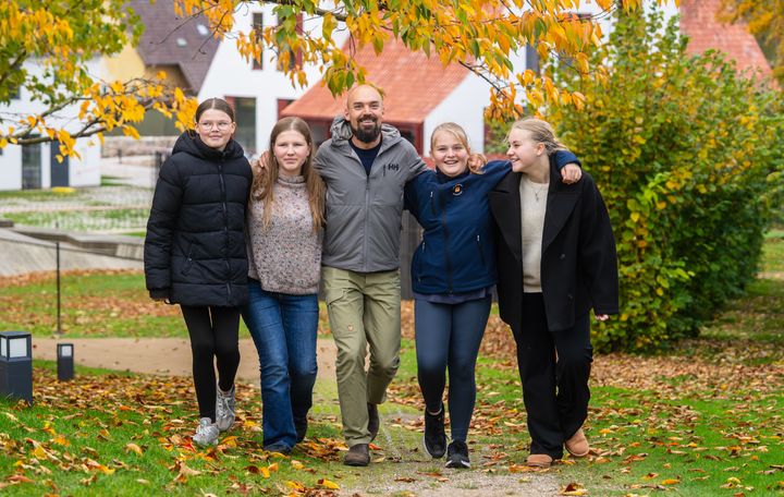 Rasmus Kragh mødte inden ekspeditionens start børnene på et Julemærkehjem.