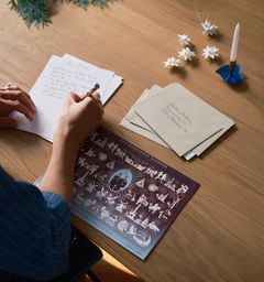 Det er en hyggelig juletradition at skrive hilsner til venner og familie.