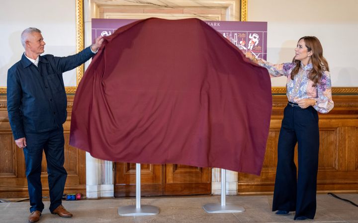 H.M. Dronningen afslørede også Julemærket i 2024, her sammen med kunstner Niels Ditlev.