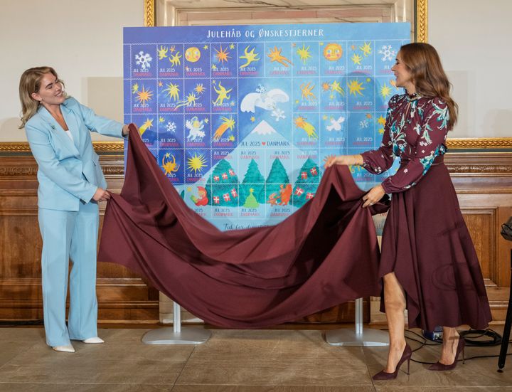 Kunstner Emilie Melgaard Jacobsen og H.M. Dronningen løfter her sløret for årets Julemærke.