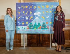 H.M. Dronningen præsenterede Julemærket sammen med Emilie Melgaard Jacobsen.