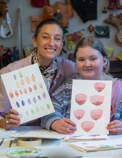 For børnene var det en stor oplevelse at male blomster sammen med Annemette Voss.