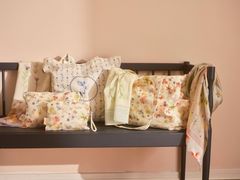 Blomsterne er blevet til motiver på en hel Mors Dag-kollektion.