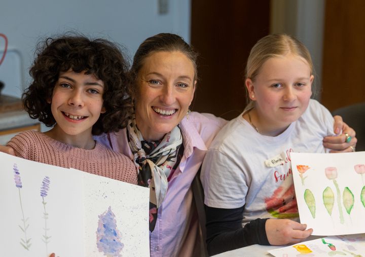 Annemette Voss sammen med to Julemærkebørn