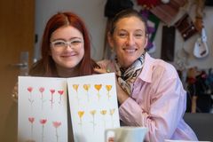 Annemette Voss har malet blomster sammen med børn fra Julemærkehjemmet Fjordmark.