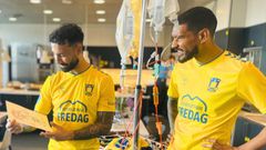 Brøndby-spillerne Ohi Omoijuanfo og Sean Klaiber besøger børn med kræft på Rigshospitalet på København.
