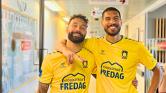 Brøndby-spillerne Ohi Omoijuanfo og Sean Klaiber besøger børn med kræft på Rigshospitalet på København.