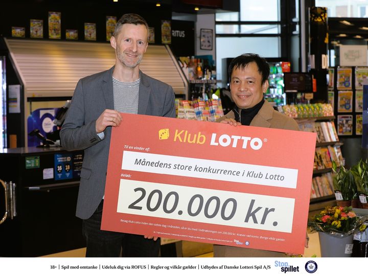 San Chan fra Brønderslev fik overrakt en check på 200.000 kroner af Danske Spils repræsentant.