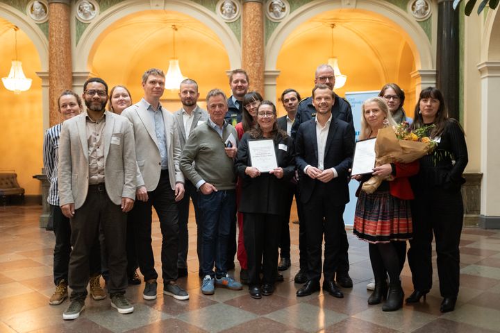 Vinderen af Den Kriminalpræventive Pris 2025: 'Samarbejdet om at lukke Pusher Street'. Justitsminister Peter Hummelgaard overrakte prisen.