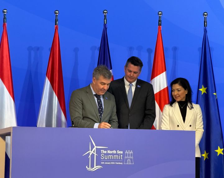 Minister for Climate, Energy and Utilities, Lars Aagaard, signs the agreement.