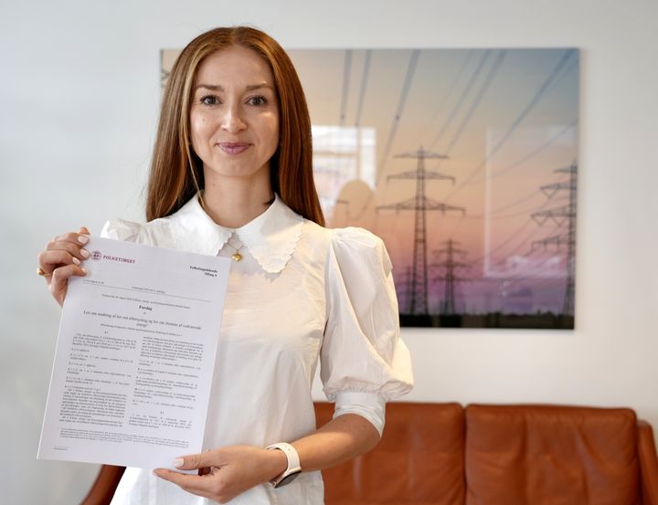 Klima-, energi- og forsyningsminister Samira Nawa med lovforslaget om akutplanen