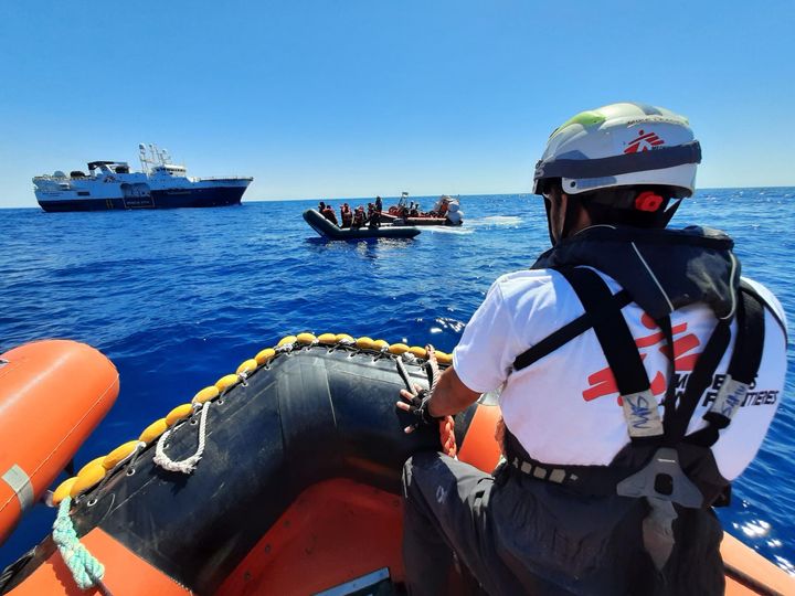 Den 16. maj 2023 reddede Læger uden Grænser 26 mennesker fra en usødygtig båd i havsnød i internationalt farvand ud for Libyens kyst. Blandt de overlevende var otte børn. MSF/Skye McKee