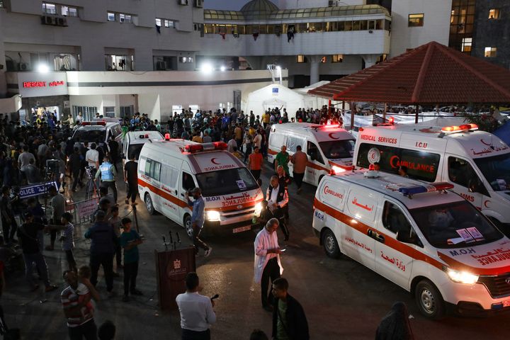 Ambulancer transporterer sårede hen til indgangen ved akutmodtagelsen på Al-Shifa Hospital i Gaza City den 15. oktober 2023. Al-Shifa-hospitalet er et af de steder, som Læger uden Grænser har støttet i Gaza-striben.