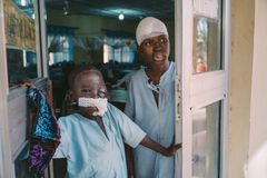 Otte-årige Umar og 15-årige Adamu er begge patienter på Sokoto Noma Hospital i Nigeria. De har begge fået foretaget rekonstruktionskirurgi, efter infektionssygdommen noma har ødelagt vævet i deres munde og ansigter.