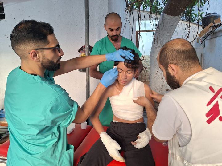 En ung dreng får forbinding på sine sår på Læger uden Grænsers brandsårs-klinik i Gaza 19. oktober 2023. Den medicinske nødhjælpsorganisations medarbejdere har siden været nødsaget til at forlade klinikken i den nordlige del af Gazastriben. (Arkivfoto)