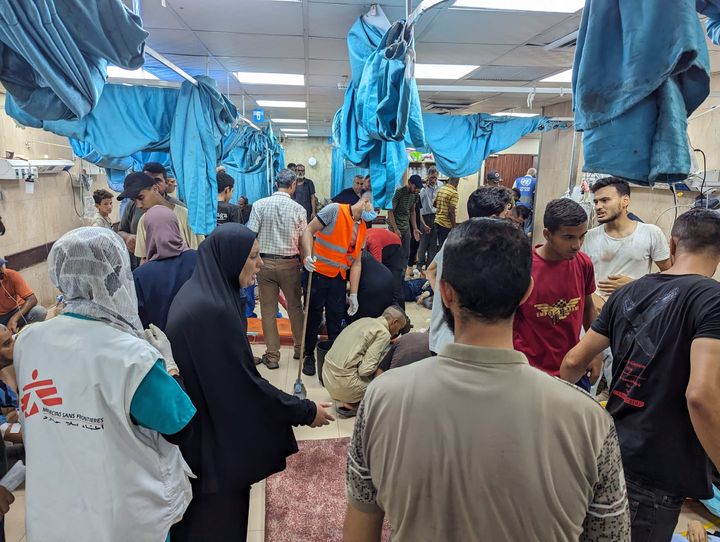 Om morgenen den 8. juni 2024 blev flygtningelejren Al-Nuseirat i midten af Gazastriben ramt af voldsomme bombardementer. Læger uden Grænser behandlede hundredevis af patienter fra angrebet sammen med lokalt medicinsk personale på Al-Aqsa Hospital.