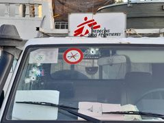 En Læger uden Grænser-ambulance har tydelige skudhuller efter at være blevet angrebet i Port-au-Prince i Haiti i marts 2025.