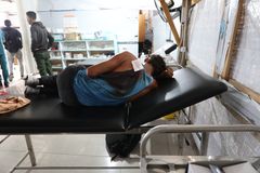 17-årige Ashraf modtager behandling på en Læger uden Grænser-klinik efter at være blevet skudt ved en GHF-maduddeling i juni 2025. Han ville sørge for mad til sin søster.