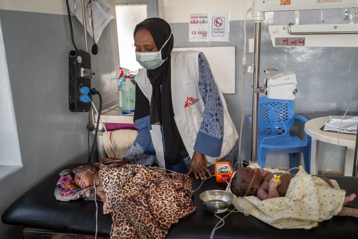 Februar 2026: En sygeplejerske ser til to nyfødte på Læger uden Grænsers hospital i Tawila, Darfur, Sudan. Mange kvinder føder nu her, efter Læger uden Grænser måtte trække sig fra det nærtliggende El Fasher i midten af 2024, da vedvarende vold og angreb på sundhedspersonale tvang Læger uden Grænser til at indstille arbejdet. I Tawila fortsætter behandlingen under pres, fordi usikre forsyningsruter forsinker vigtige medicinske forsyninger.