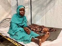 Oktober 2025: Akut underernærede Abdul, under ét år gammel, får behandling på Læger uden Grænsers intensivafdeling i Tawila, Norddarfur. Hans mor, Saleema Mahmoud, flygtede fra Zamzam-lejren efter et RSF‑angreb, der dræbte 15 familiemedlemmer. Tawila, Norddarfur, Sudan.