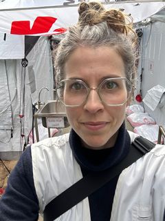 En af sygeplejerske Astrids Opstrups kolleger blev ramt af skud i maven under hendes seneste udsendelse til Læger uden Grænsers sundhedsklinik i Al Mawasi i Gaza. ”Hver gang sådan noget sker, har det direkte konsekvenser, fordi det ofte betyder, at vi må suspendere eller stoppe vores arbejde helt, og dermed er der patienter, der står uden livsnødvendig lægehjælp,” siger Astrid Opstrup.