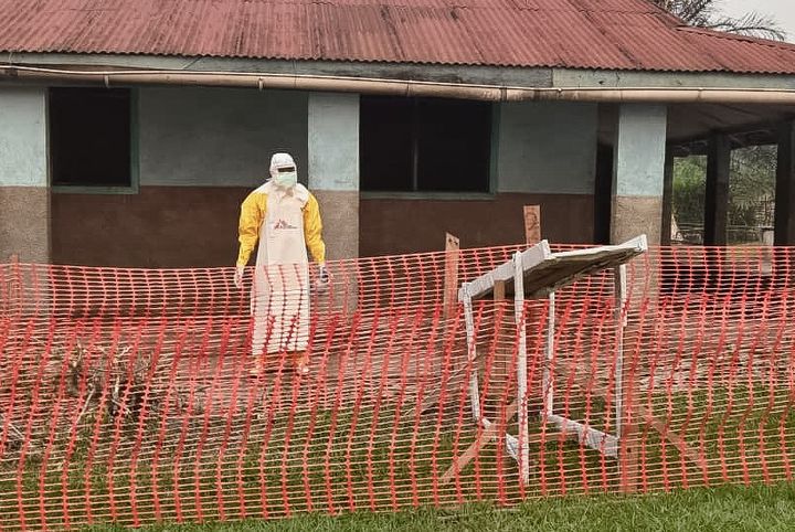 September 2025: En Læger uden Grænser-medarbejder står ved et ebola-behandlingscenter i DR Congo under et udbrud af Zaire-ebolavirus i Kasai-provinsen. Samme værnemidler er nu på vej til Ituri-provinsen i tusindvis.