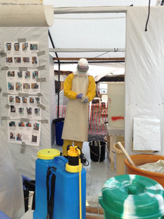 Den danske læge, Mads Geisler, har behandlet patienter for ebola ad flere omgange. Her ses han i fuldt beskyttelsesudstyr på en Læger uden Grænser-klinik under et ebolaudbrud i Liberia.