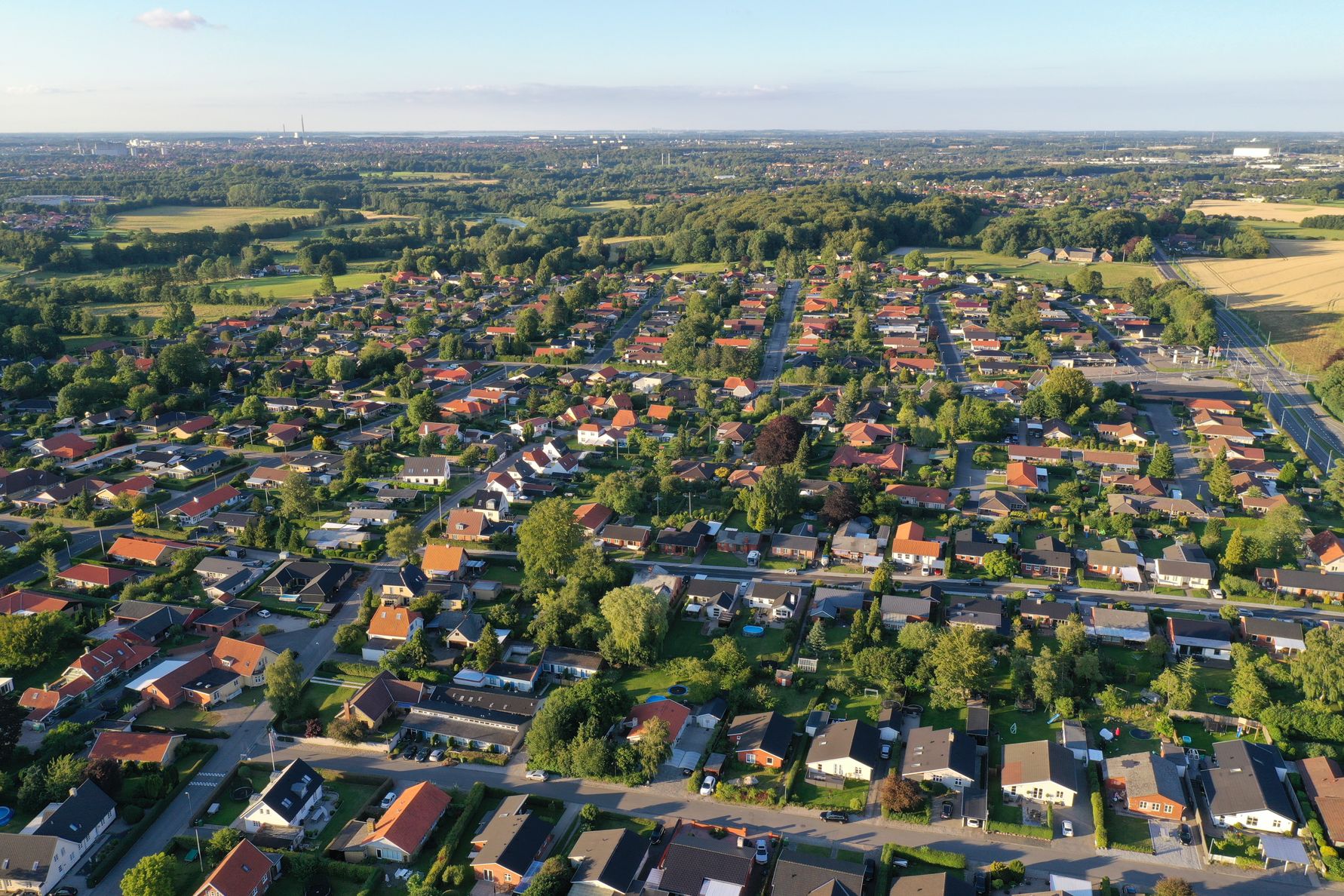 I løbet af de seneste 10 år er prisen på huse og ejerlejligheder steget med hhv. knap 50 og 70 pct. på landsplan. Samtidig er interessen for boligkøb lige nu på det højeste niveau i 2 år.