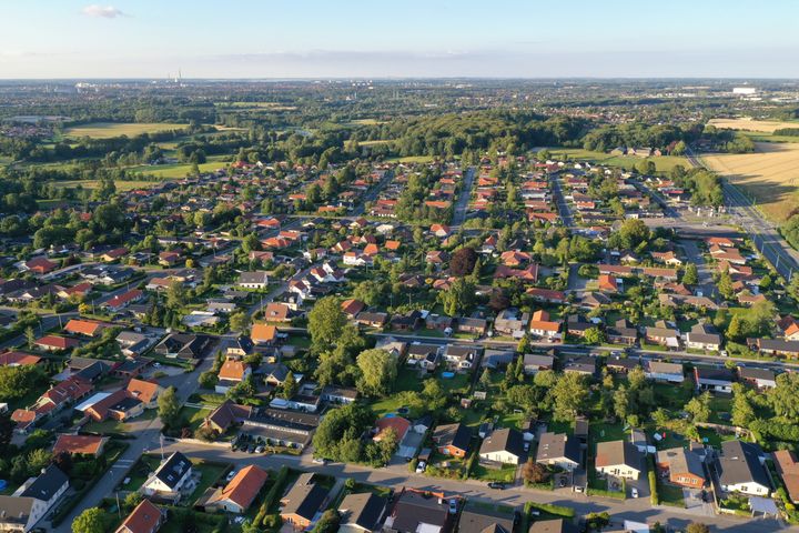 I løbet af de seneste 10 år er prisen på huse og ejerlejligheder steget med hhv. knap 50 og 70 pct. på landsplan. Samtidig er interessen for boligkøb lige nu på det højeste niveau i 2 år.