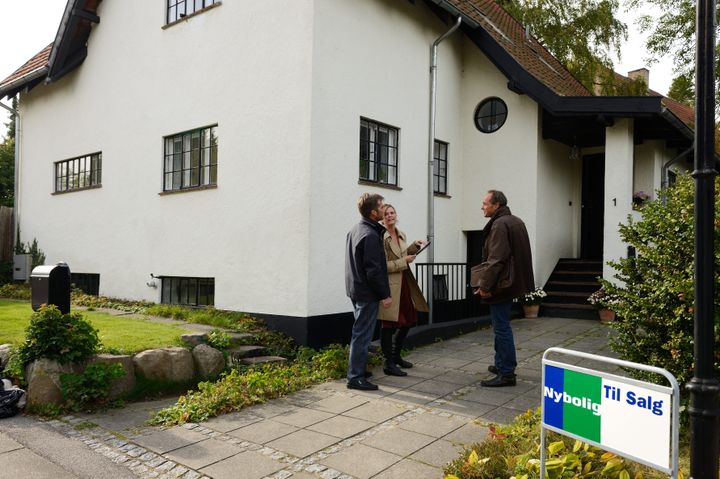 Billede af hus med "Til Salg-skilt.