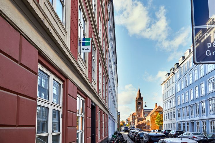 Forår på boligmarkedet: Hussalget tæt på rekordniveau