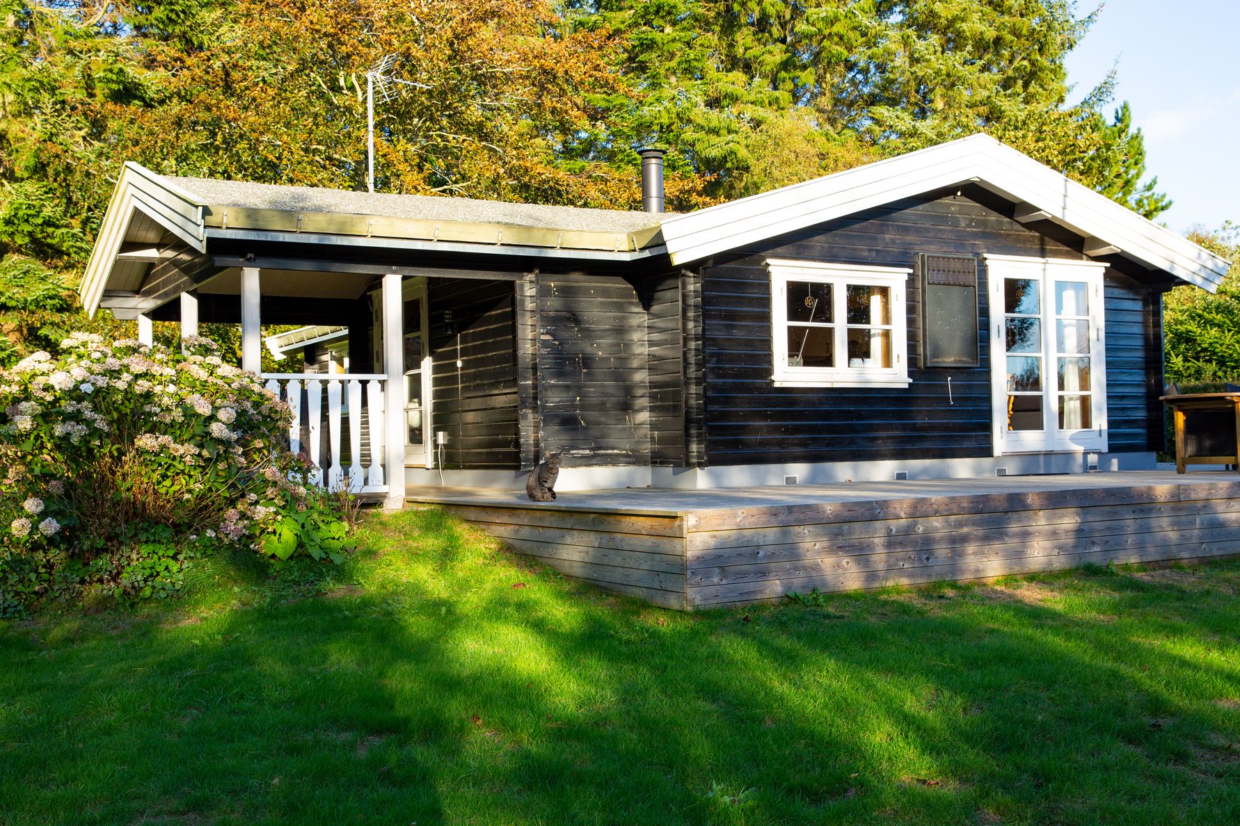Der kan være gode penge at tjene ved at leje sit sommerhus ud, når det står tomt. Det er imidlertid vigtigt at kende skattereglerne ved udlejning.