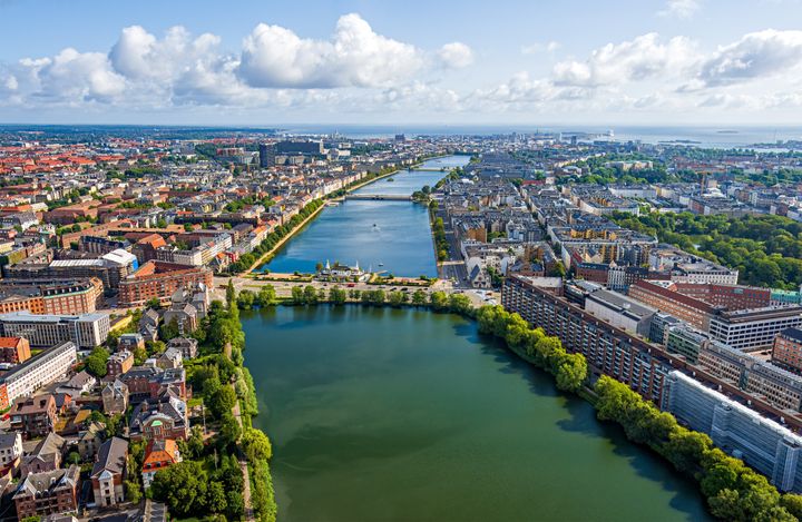 Luftfoto af København med søer og mange grønne områder.