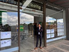 Kasper Larsen, indehaver af Nybolig Aarhus C – Bruuns Bro Lejligheder står foran forretningen.