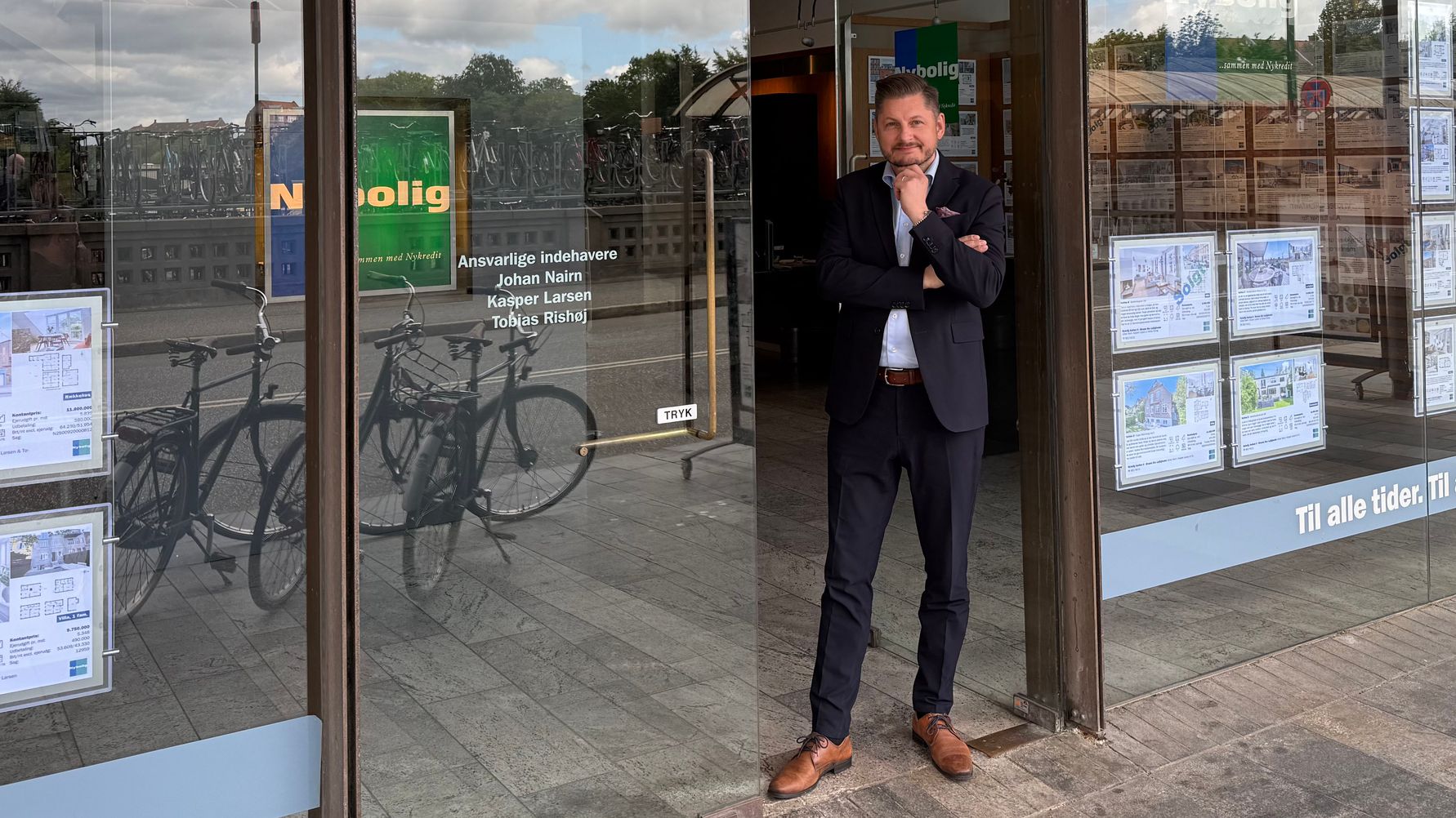 Kasper Larsen, indehaver af Nybolig Aarhus C – Bruuns Bro Lejligheder, mærker tydeligt, at der i øjeblikket er massiv efterspørgsel efter ejerlejligheder i Smilets By.