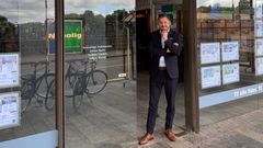 Kasper Larsen, indehaver af Nybolig Aarhus C – Bruuns Bro Lejligheder, står foran forretningen.