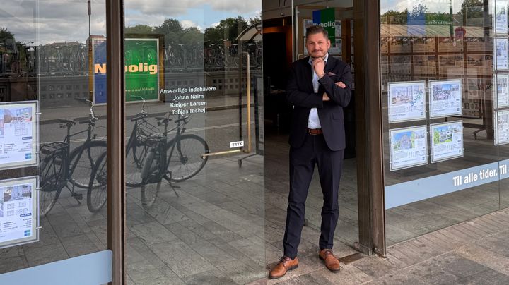 Kasper Larsen, indehaver af Nybolig Aarhus C – Bruuns Bro Lejligheder, står foran forretningen.
