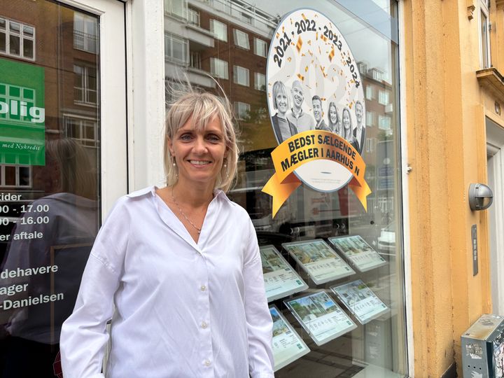 Ulla%20Risager%2C%20indehaver%20af%20Nybolig%20Aarhus%20Nord%2C%20foran%20sin%20forretning.