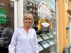 Ulla Risager står foran sin forretning, Nybolig - Aarhus N.