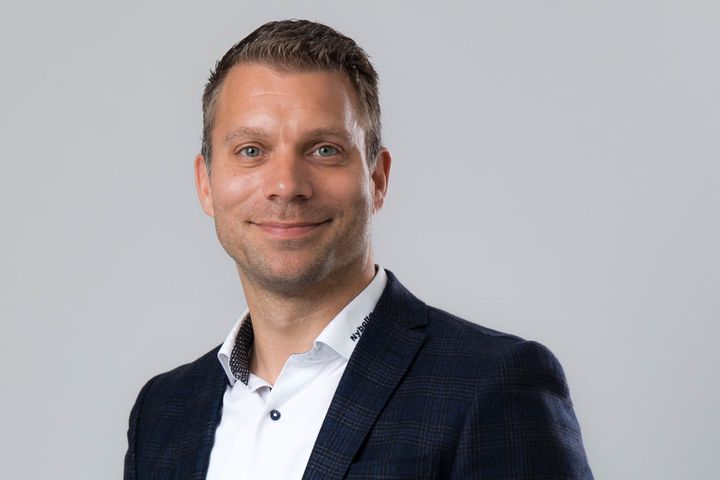 Foto af Mathias Nørskou Overgaard styrker Nyboligs lokale tilstedeværelse i Jammerbugt Kommune, når han fra januar 2026 bemander Nybolig Brovst og overtager Nybolig Fjerritslev. Han smiler og er iført jakkesæt.