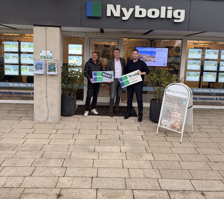 De tre indehavere af Nybolig Ebeltoft. Fra venstre: Claus Jeppesen, Mikael Lykke Sørensen og Benjamin Sixø foran indgangen til Nybolig Ebeltoft